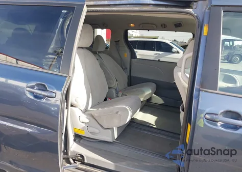 2013 Toyota Sienna Le V6 8 Passenger z USA, uszkodzony, nr VIN 5TDKK3DC7DS404652